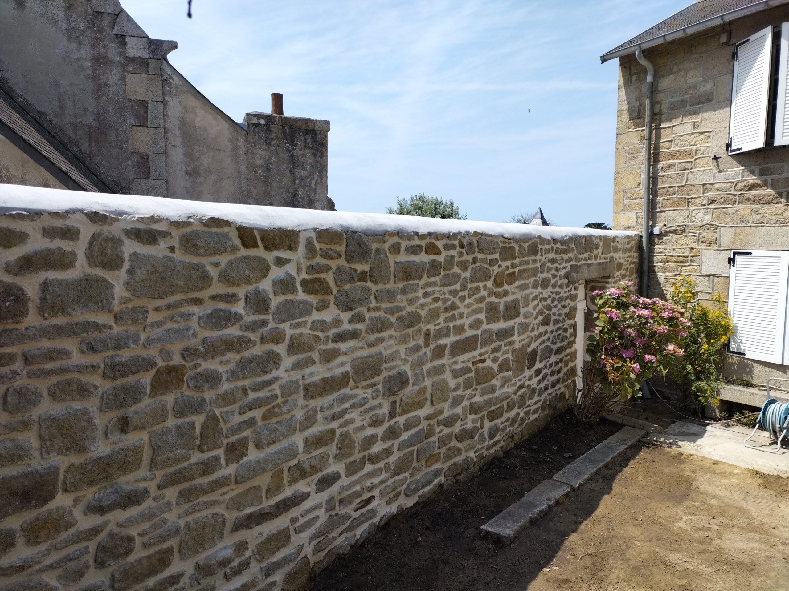 reconstruction mur - Ile Grande